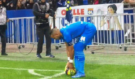 和三笘薰合影的11岁小球员有日本和法国血统，出自吉田麻也担任院长的青训机构