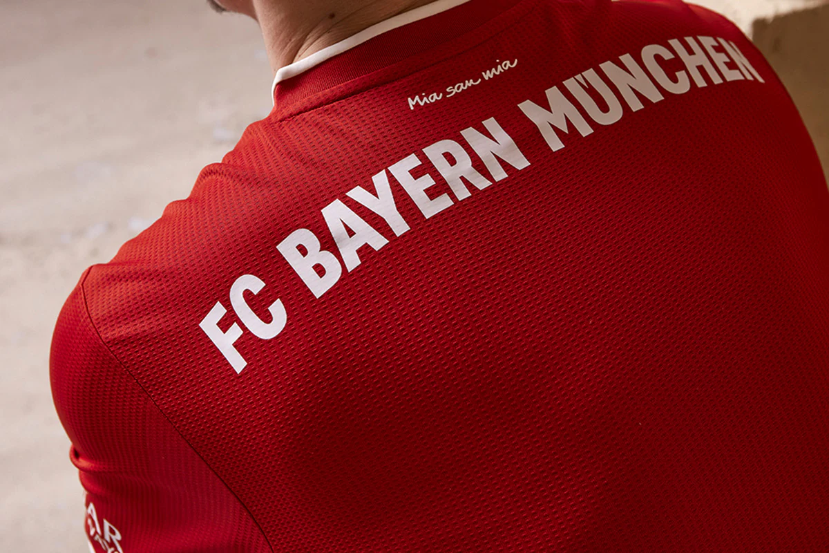 湖人詹姆斯关键三分锁定胜利（詹姆斯命中致胜三分，湖人拿下胜利）