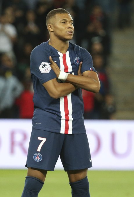 老将关键铲断救险，成全场转折点（老将神勇铲断化险，成为比赛拐点）