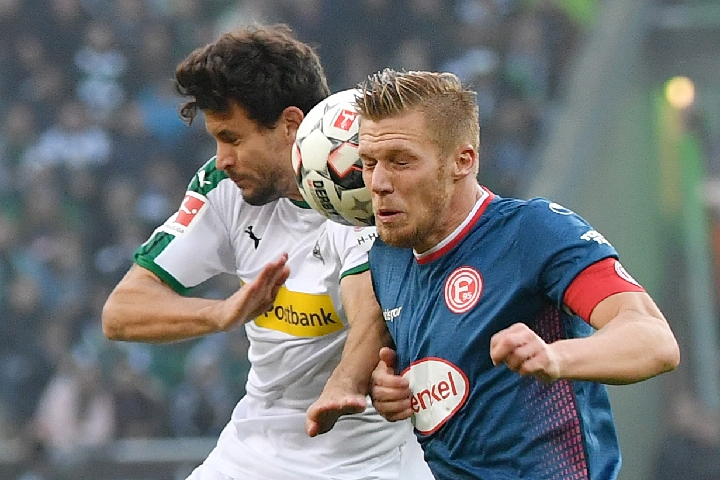 克罗斯评历史最佳11人：C罗左边锋，梅西前腰，马尔蒂尼入选（克罗斯评选史上最佳十一人：C罗踢左边锋、梅西任前腰，马尔蒂尼在列）