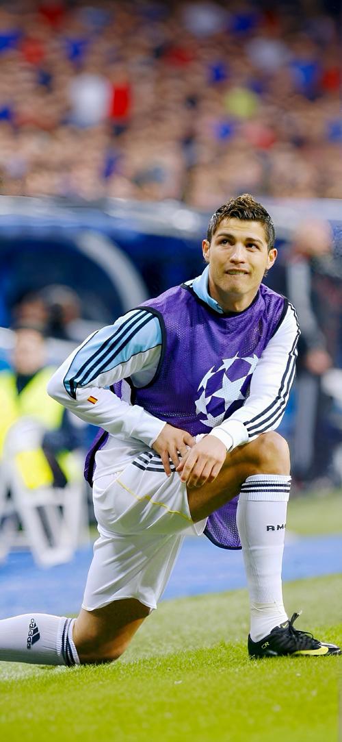 苏格兰女足队长卡思伯特与中国队比赛时头部受伤，被紧急送医（苏格兰女足队长卡思伯特在对华比赛中头部受伤，紧急送往医院）