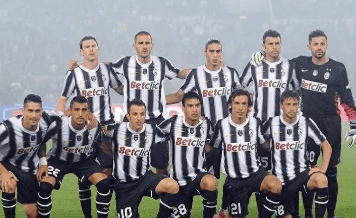 荷甲半场：梅尔韦尔德破门，肖蒂尔建功，兹沃勒2-1海伦芬（荷甲半场战报：兹沃勒2-1领先海伦芬，梅尔韦尔德破门、肖蒂尔建功）