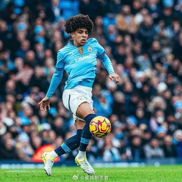 有爱，埃德森用手语向一名聋哑女球童示意：我爱你（暖心一刻：埃德森用手语向聋哑女球童传达“我爱你”）