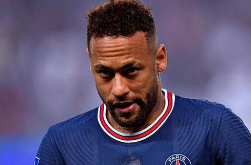 自己给自己颁奖！特朗普获首届FIFA和平奖 因凡蒂诺抛出争议言论（被指“自我加冕”，特朗普摘得首届FIFA和平奖，因凡蒂诺言论引发争议）