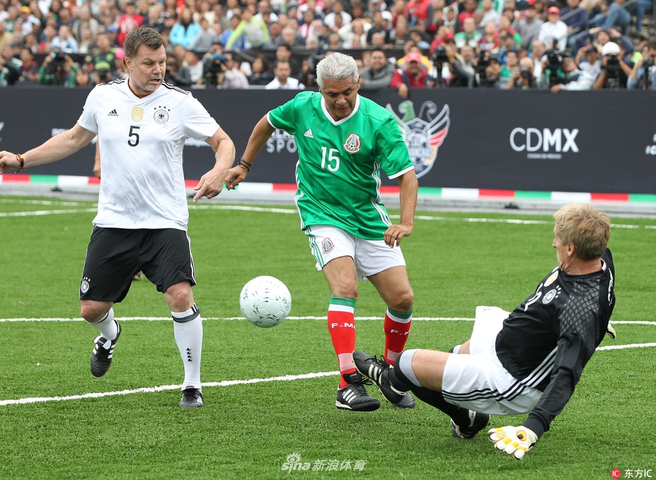 莱万：续约的事不急，就算现在有人联系我，我也不会给出答复（莱万：续约不着急，就算有人来谈也暂不答复）